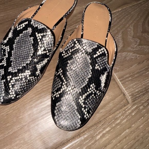Banana Republic size 6.5 black gray snake print demi mules shoes - Picture 6 of 8